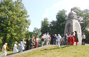 Возложение цветов к памятнику на Луцавсале